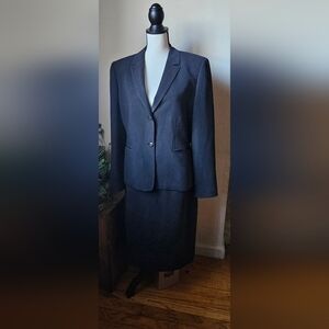 Tahari Arthur S.Levine 2 PC. Skirt & Blazer Suit size 10 medium white Pinstripe